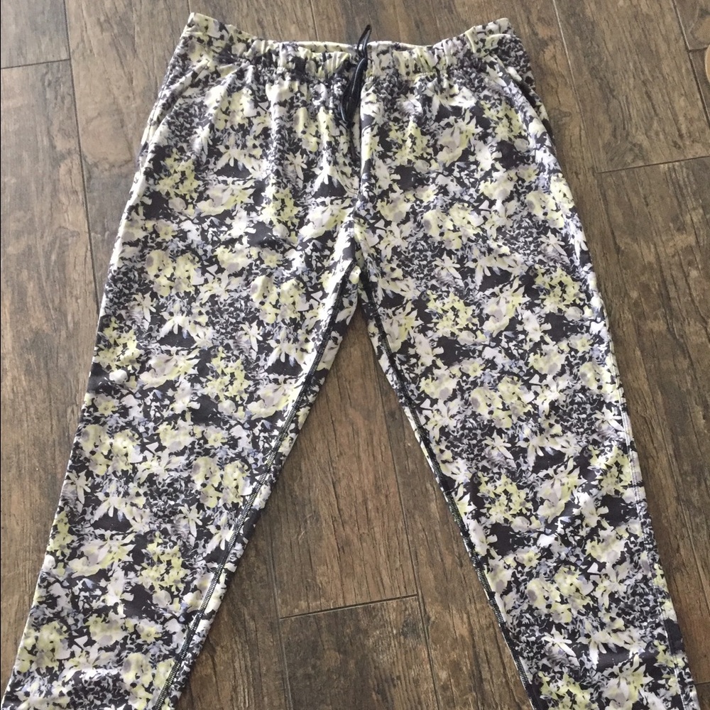 Lululemon jet crop