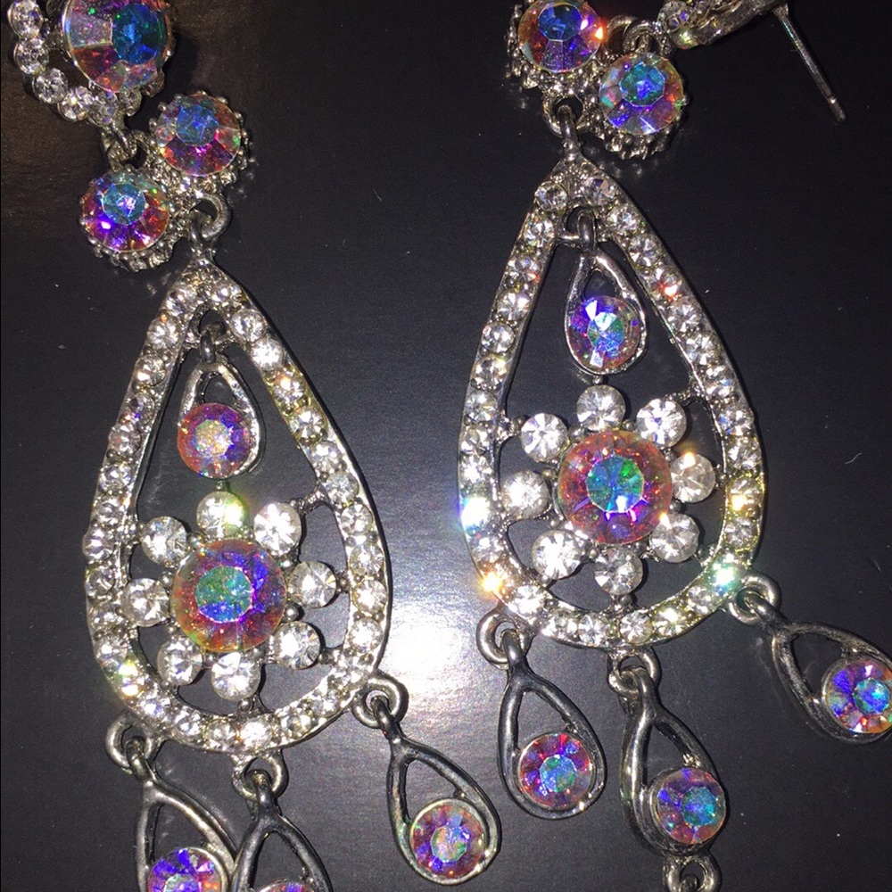 Beautiful formal earrings great for a wedding/prom