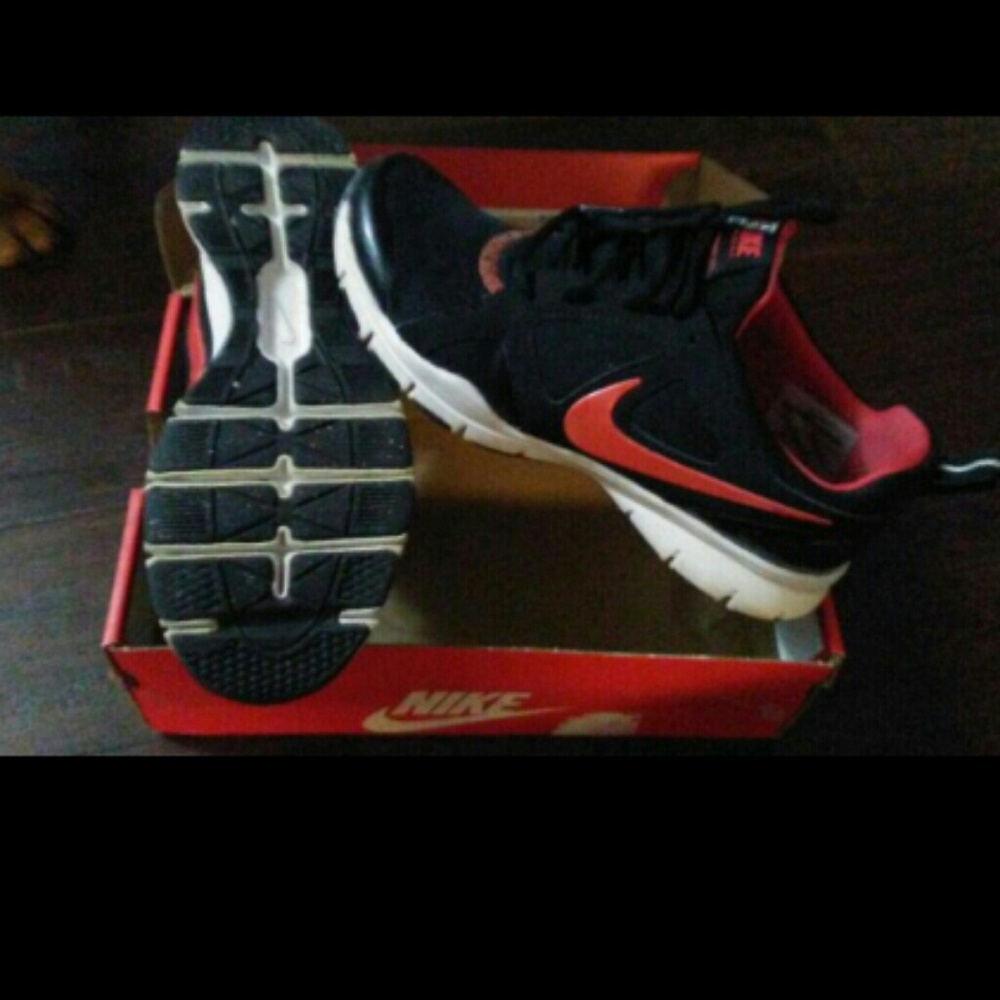 Nike - Picture 2 of 4