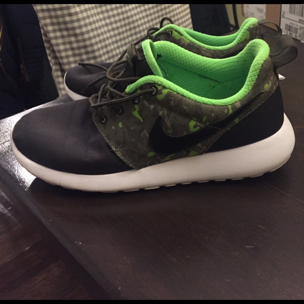 Nike Roshe black and camp