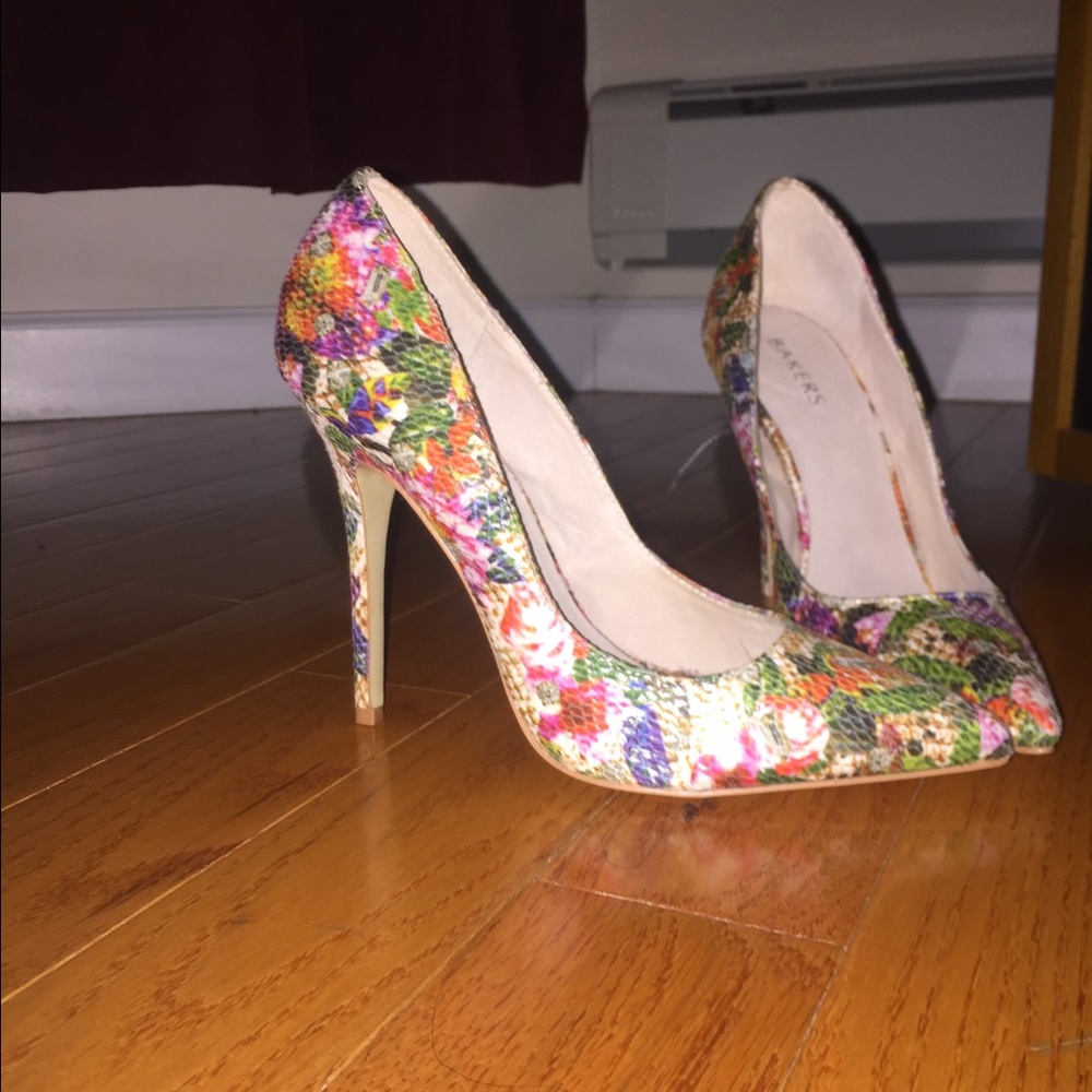 NEVER BEEN WORN BAKERS FLORAL SHOE