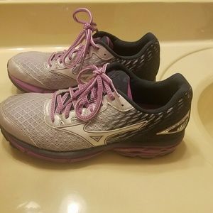Mizuno Wave Rider 19 size W8.5