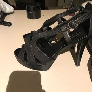Strait black heels