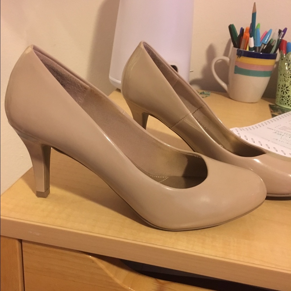 Low heel nude pumps
