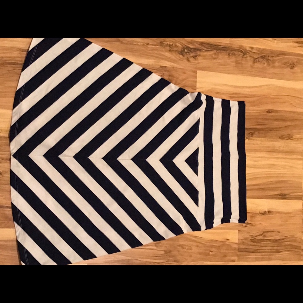 Old Navy Navy blue chevron print skirt