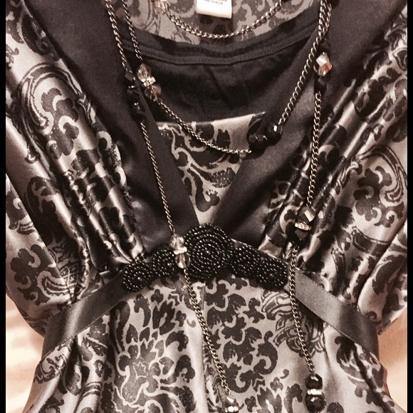 SOLD!!! 💝White House Black Market Beautiful Silk Blouse💝 - Picture 2 of 7