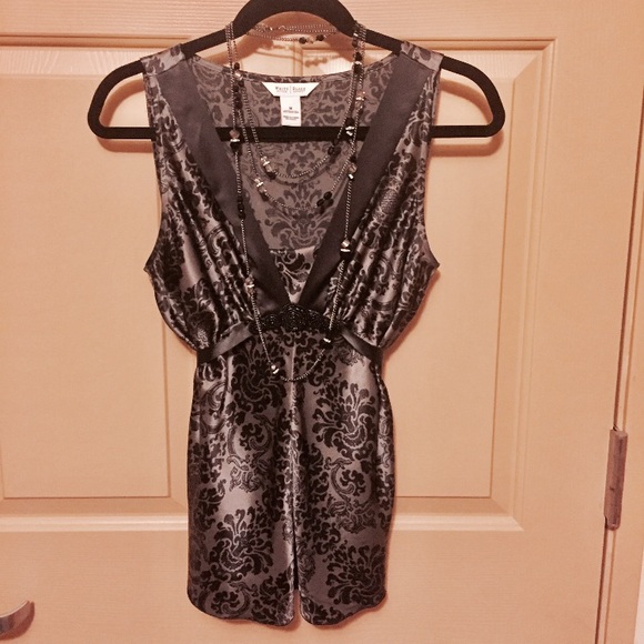 SOLD!!! 💝White House Black Market Beautiful Silk Blouse💝 - Picture 4 of 7