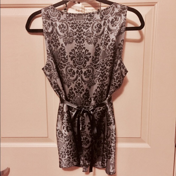 SOLD!!! 💝White House Black Market Beautiful Silk Blouse💝 - Picture 5 of 7