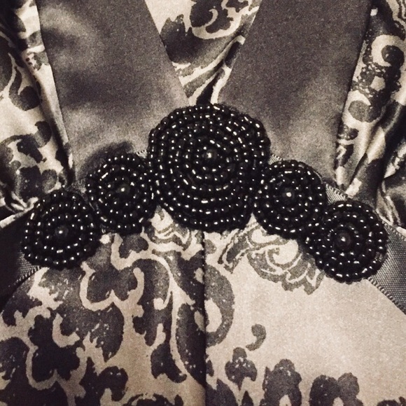 SOLD!!! 💝White House Black Market Beautiful Silk Blouse💝 - Picture 3 of 7