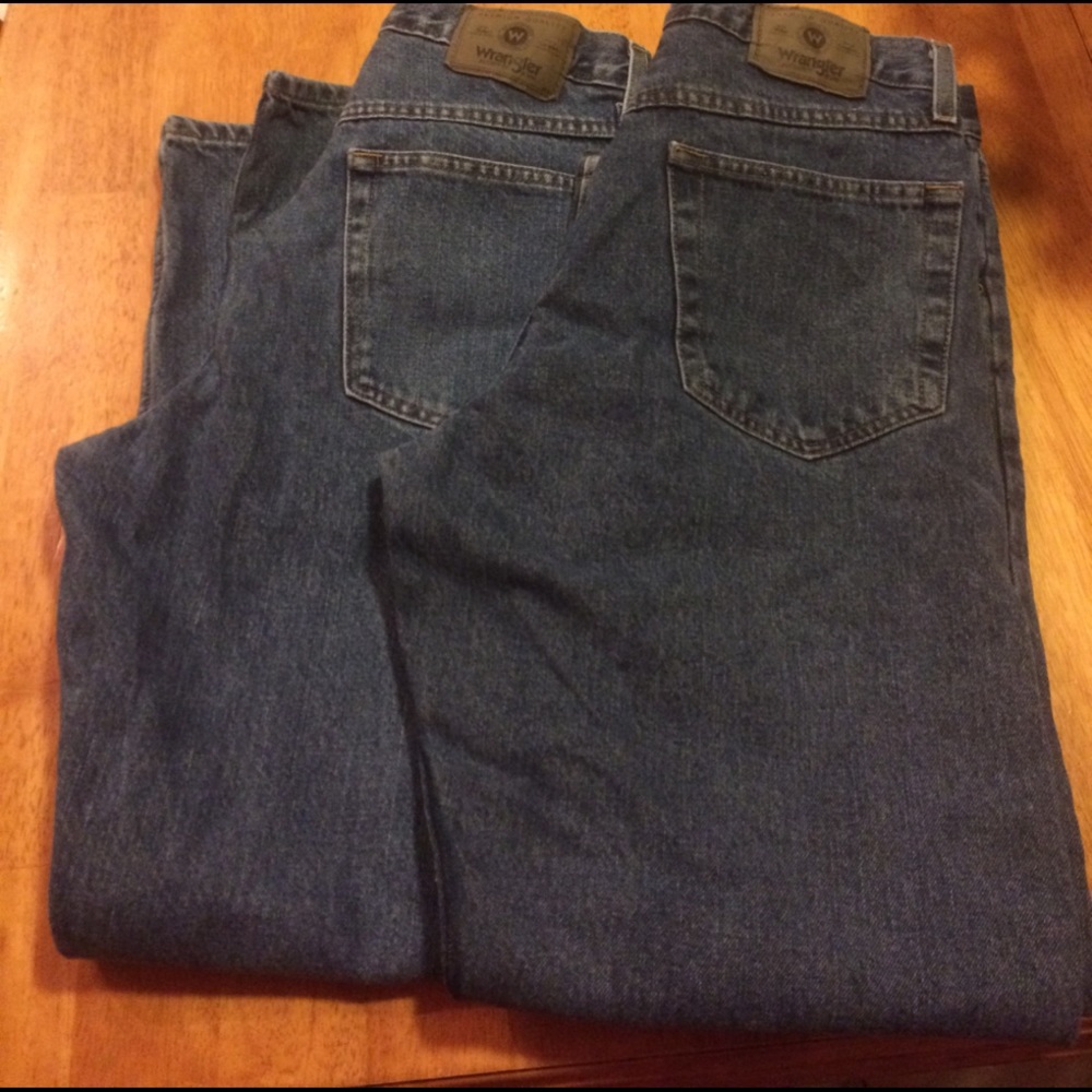 Wrangler Relaxed Fit jeans lot of 2