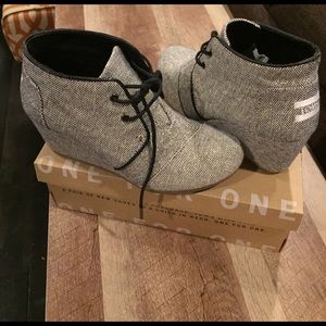 toms desert wedge black gold metallic