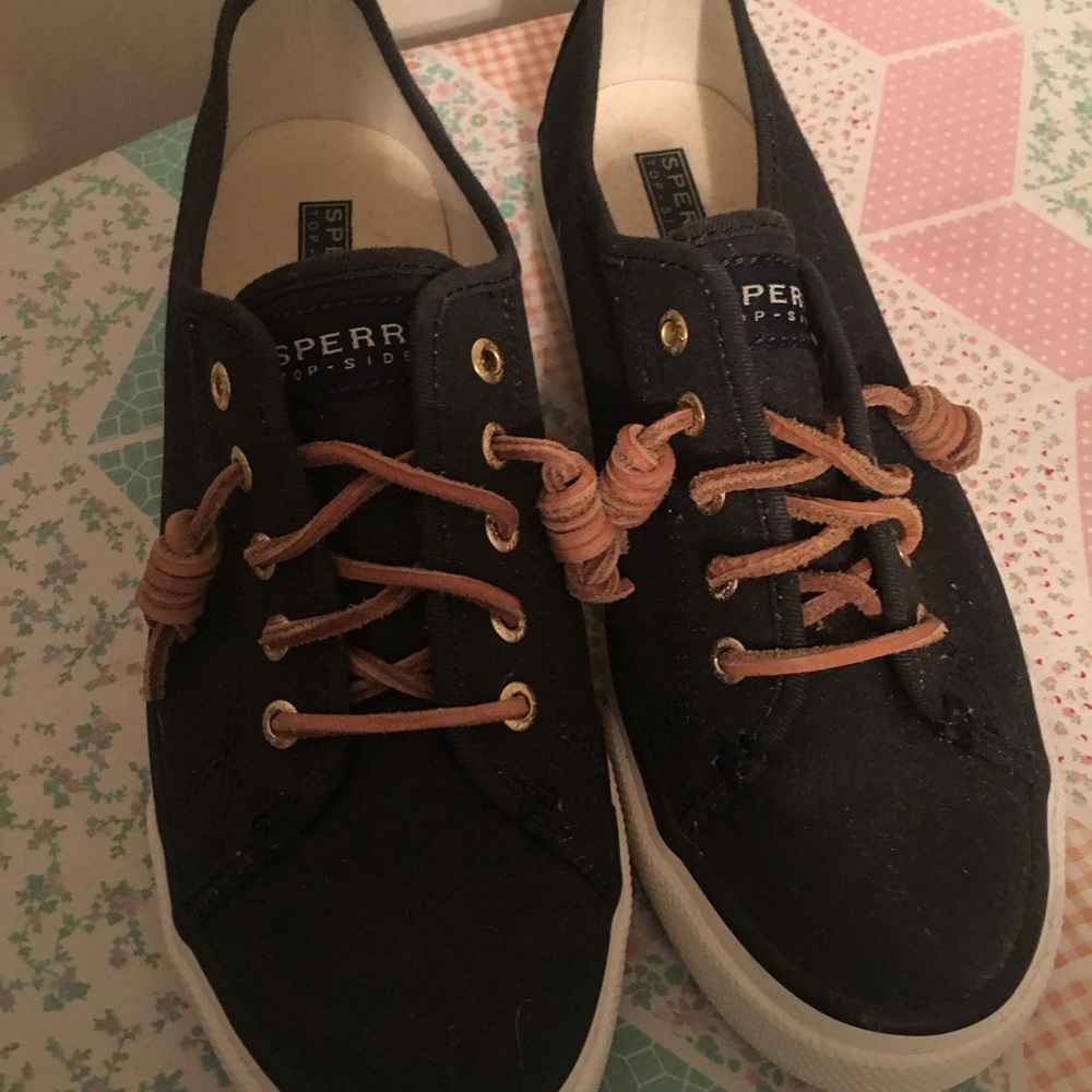 Sperry Seacoast Navy Canvas Sneaker Size 7.5
