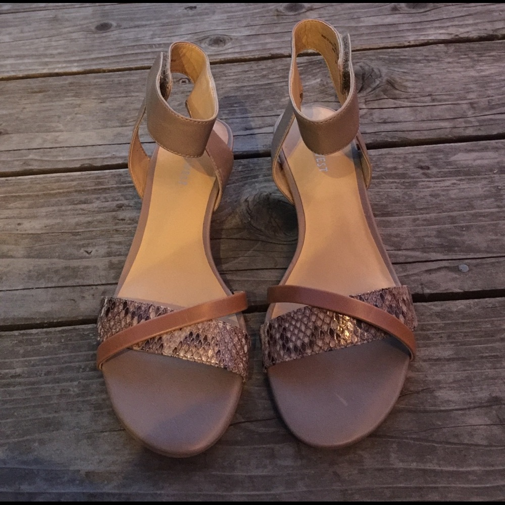 Women's Nine West Multi Colored Low Wedge Size 6