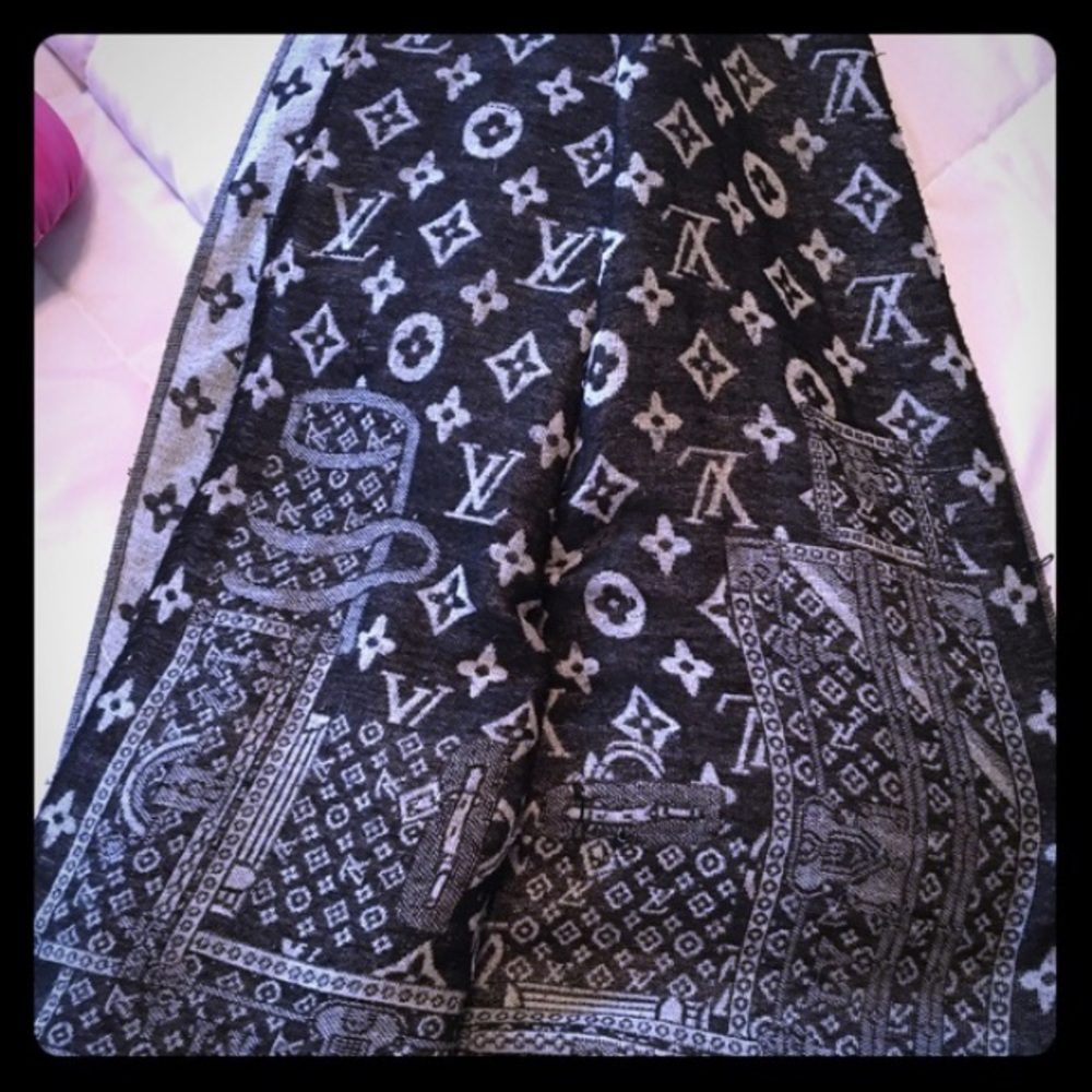 Authentic LC scarf. Gray and black.