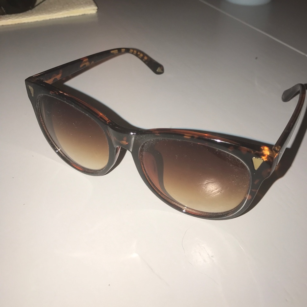 Brown tortoise shell sunglasses