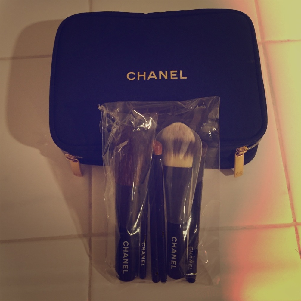 BNWOT Chanel Mini Make Up Brush Set and Case