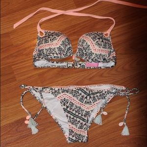 Victoria's Secret swimsuit top 32 B. PUSH UP