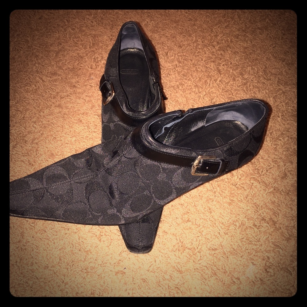 Coach Pumps