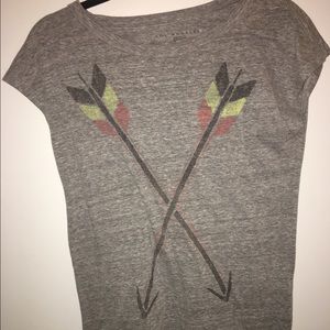 Crossed arrow tee