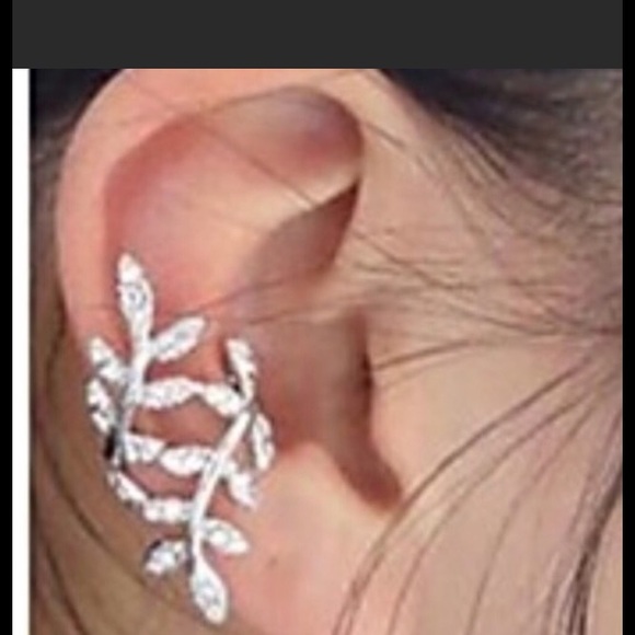 Gold tone ear cuff - Picture 2 of 3