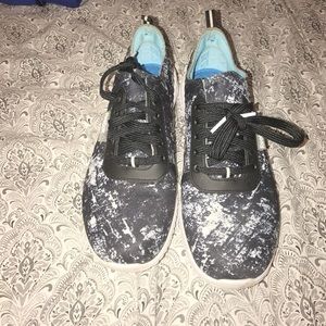 Gently used reeboks black and white