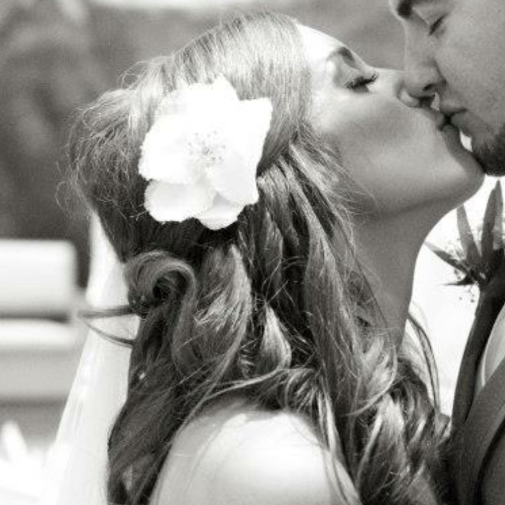 Floral hair piece. Perfect for a bride!!