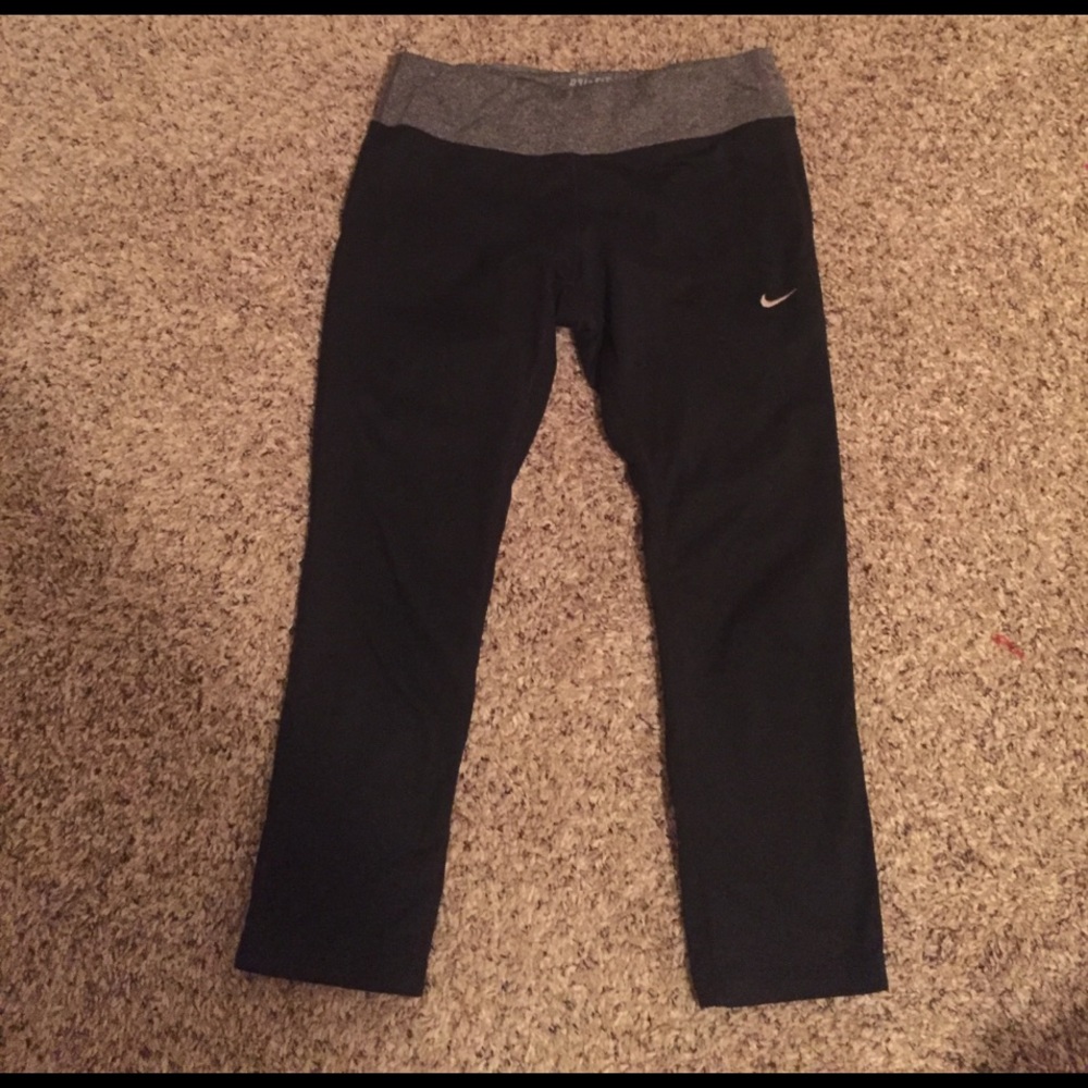 Black Nike cropped leggings