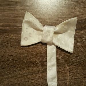 Bow tie