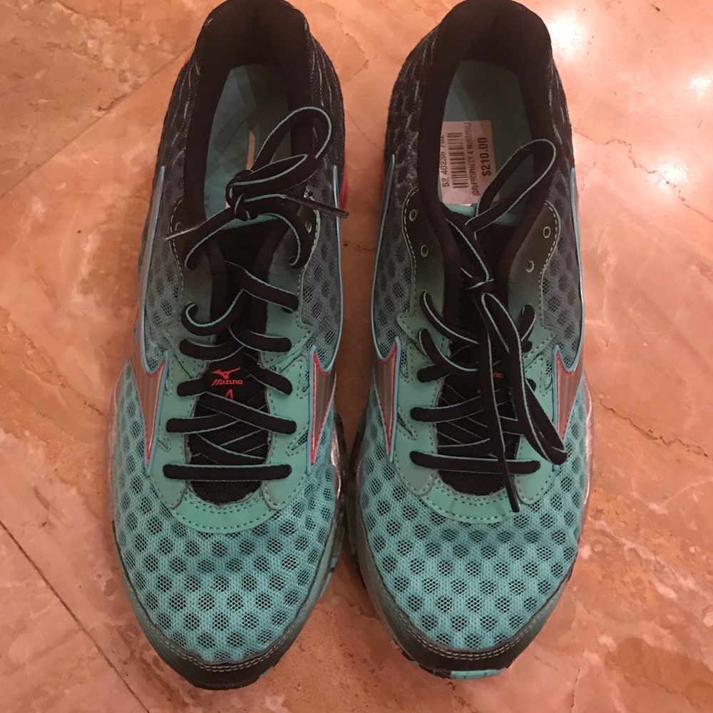 Size 8 women's Mizuna shoes like new.