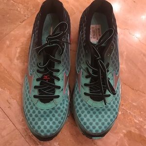 Size 8 women's Mizuna shoes like new.