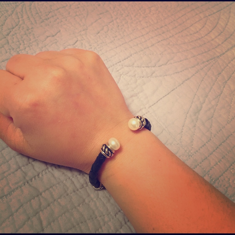 Chic Honora leather pearl bangle!