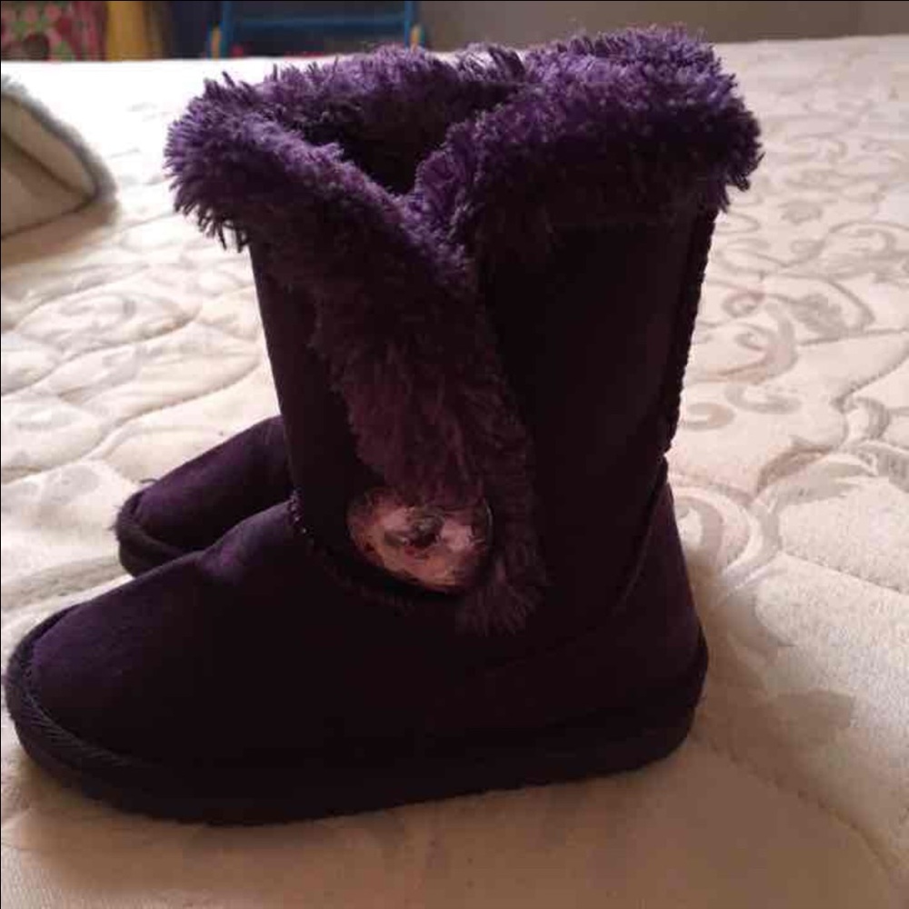 Purple boots w/ heart button