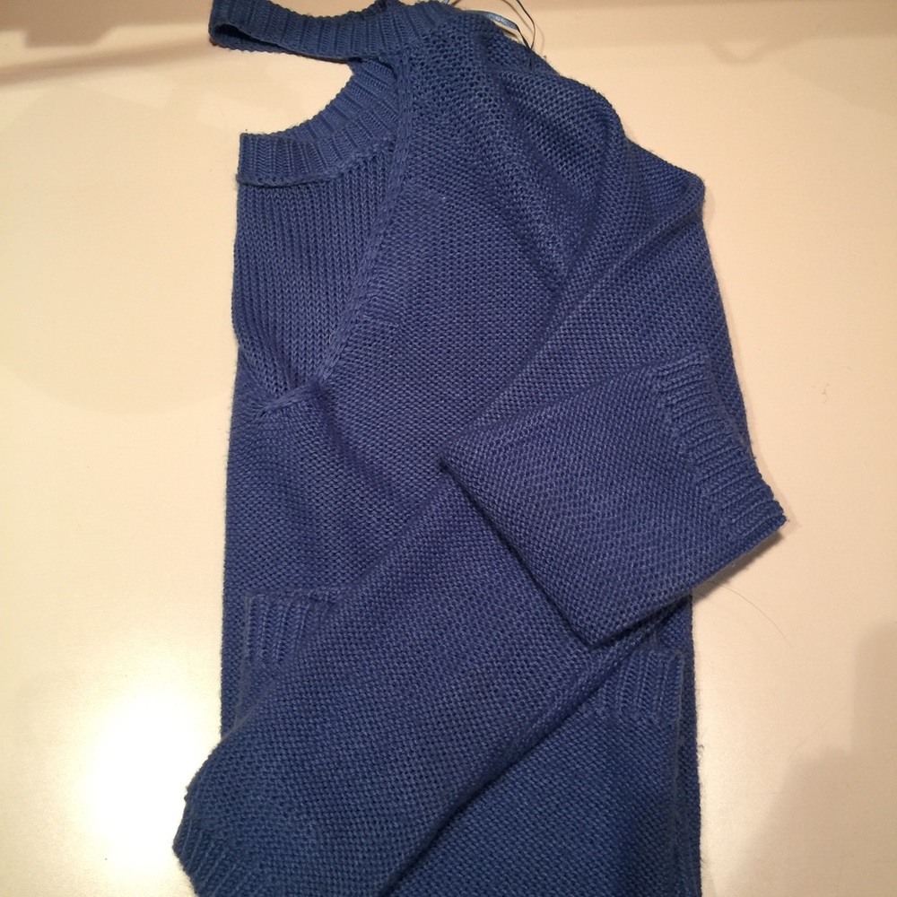 Cropped sleeve sweater