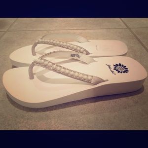 ✨SALE✨NWOT Yellow Box:White Wedge "Farrow" Sandals