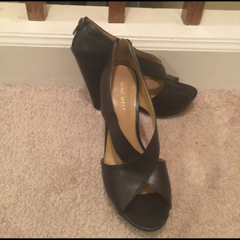 💞SALE💞 Nine West black cross cross wedges