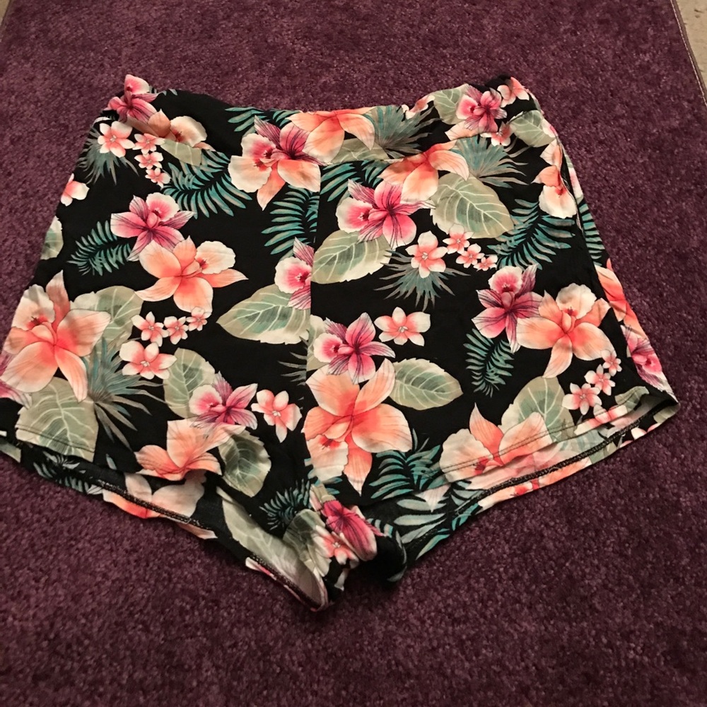 Flower shorts - Picture 1 of 2