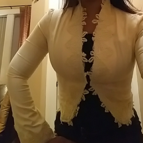 Blazer cream color with lace design - Picture 4 of 5