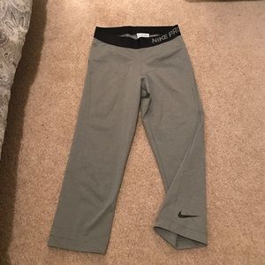 Nike pro cropped leggings