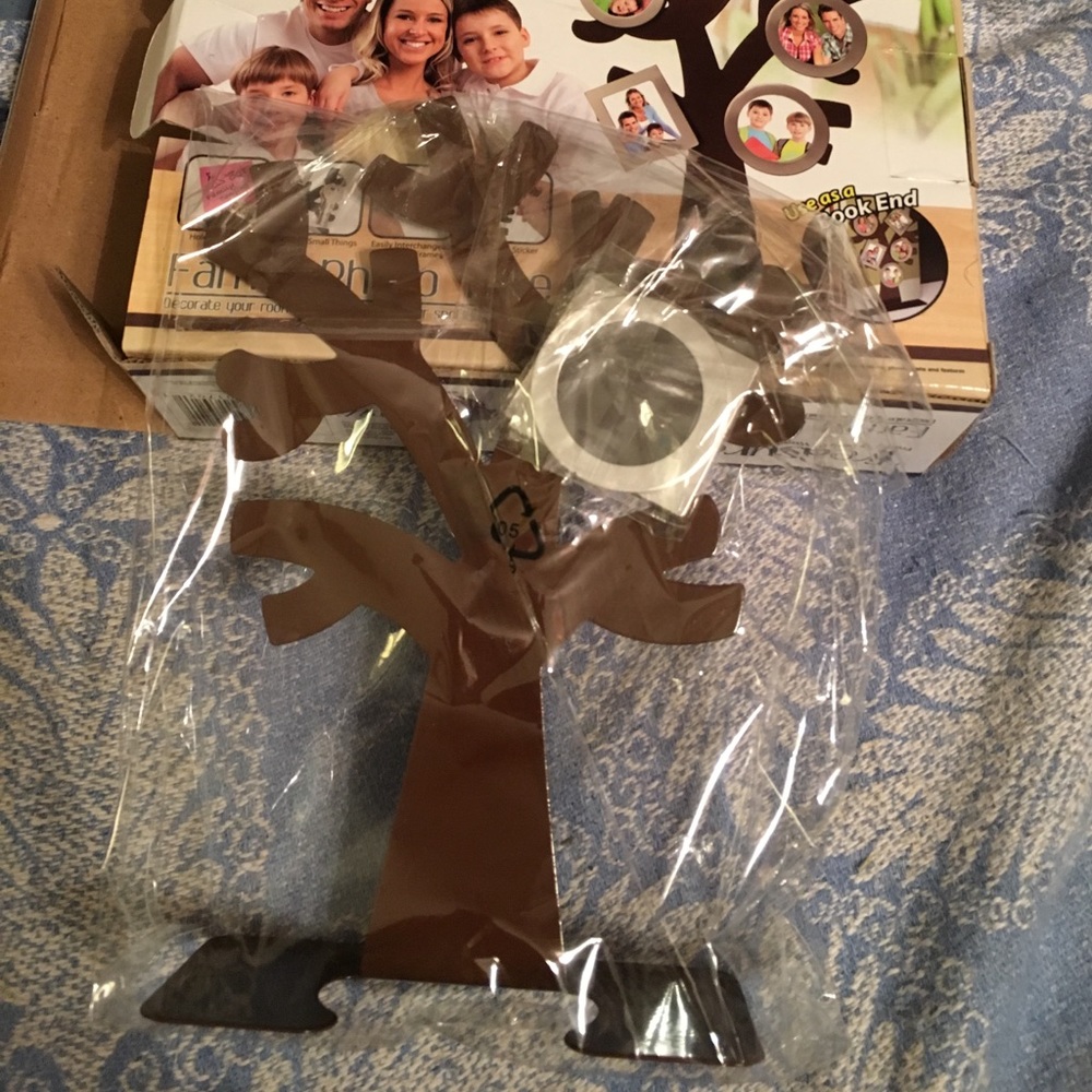 NWT Treasure It Family Photo Tree 5 Picture Frames