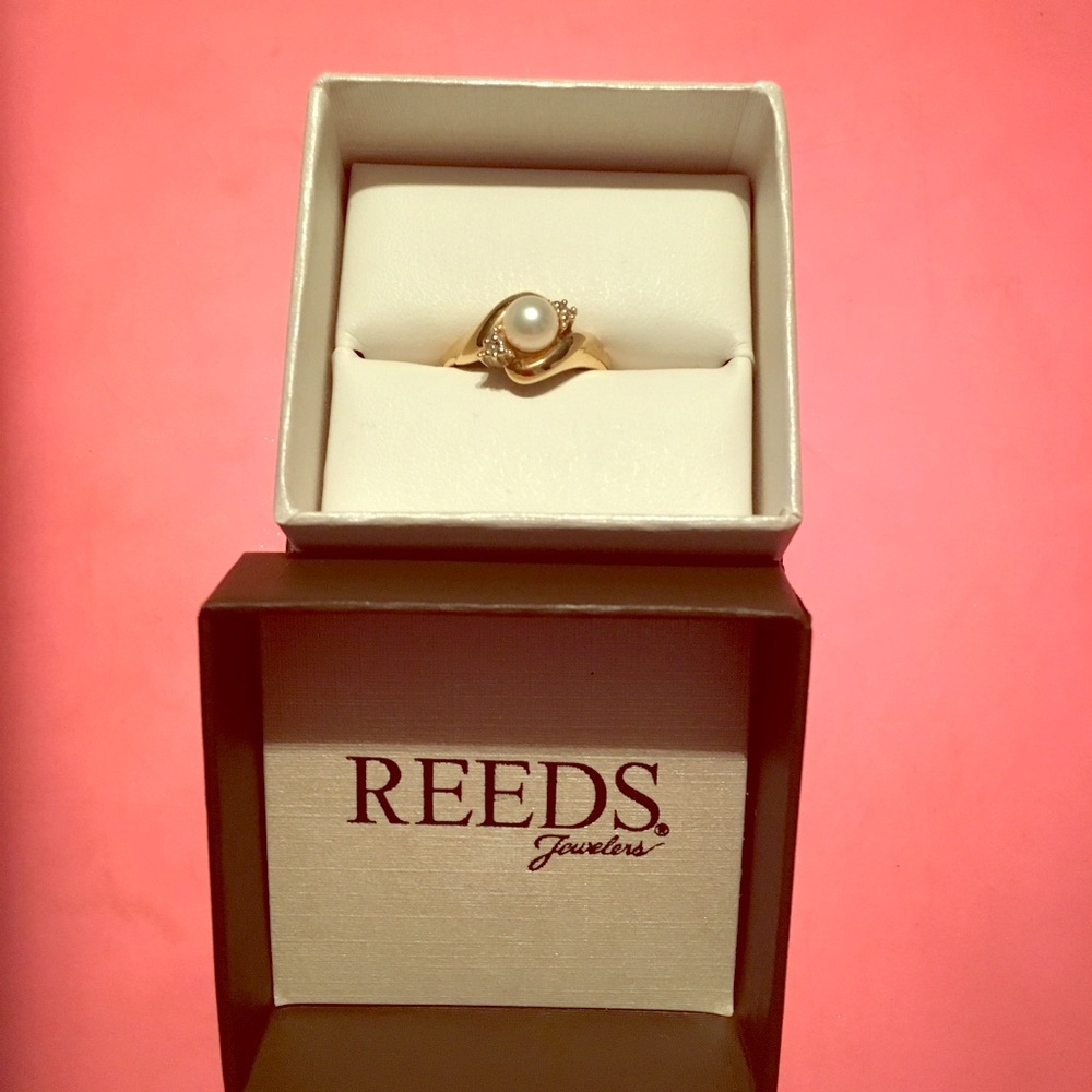 Yellow gold pearl ring