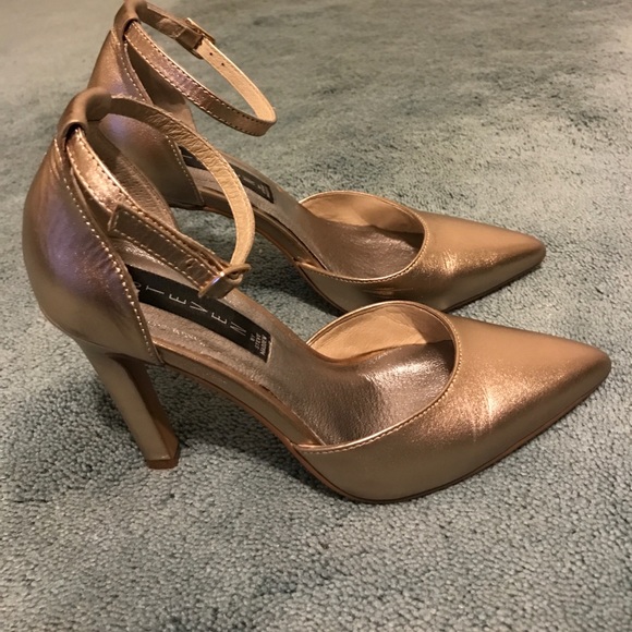 Steven by Steve Madden Gold Pumps - Picture 2 of 3