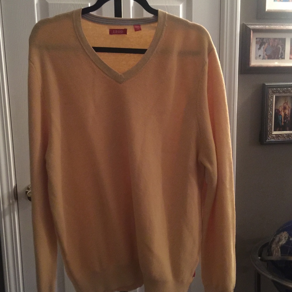 Large yellow Izod man's pullover sweater