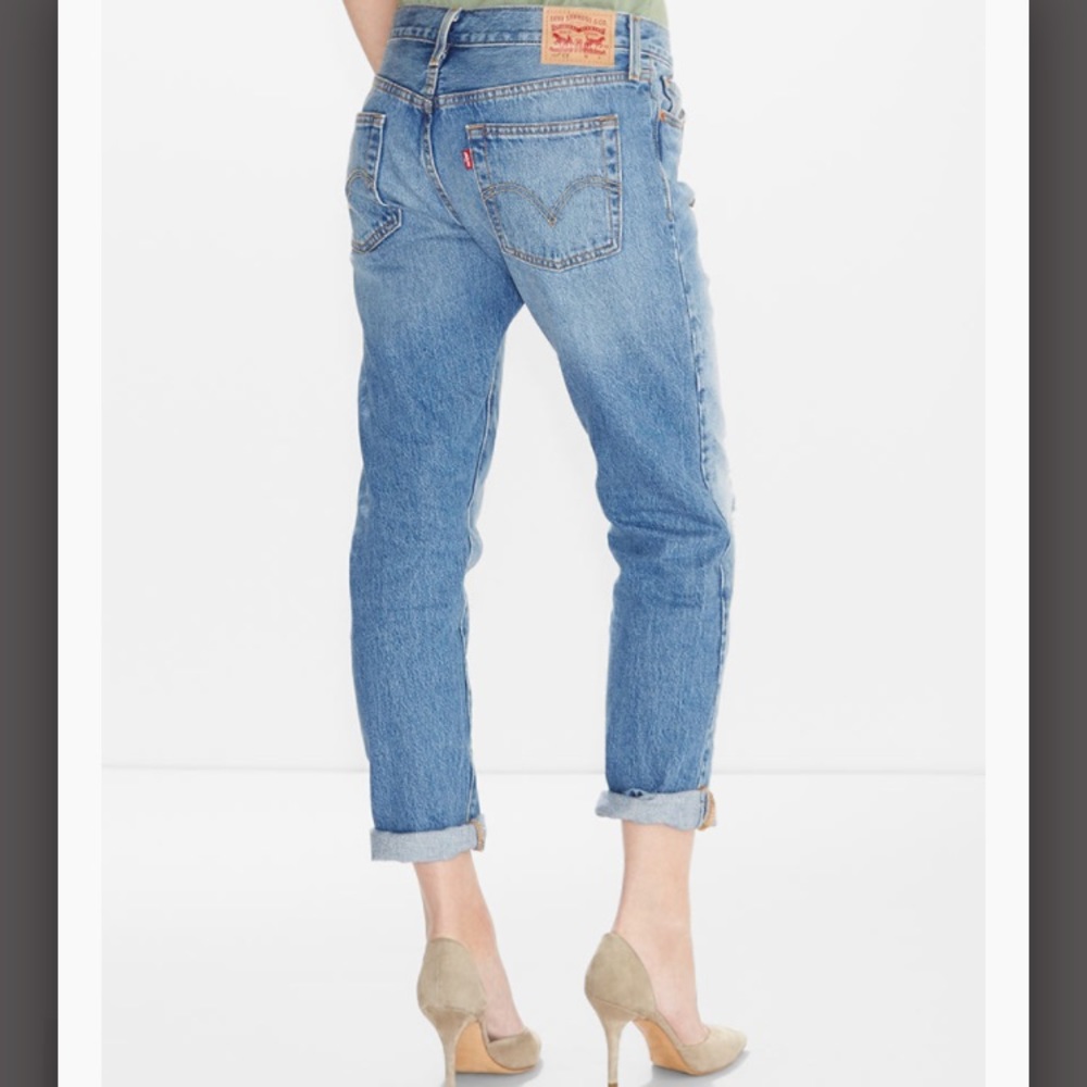 Levi's High Waisted Raw Hem Distressed Jeans! - Picture 2 of 7