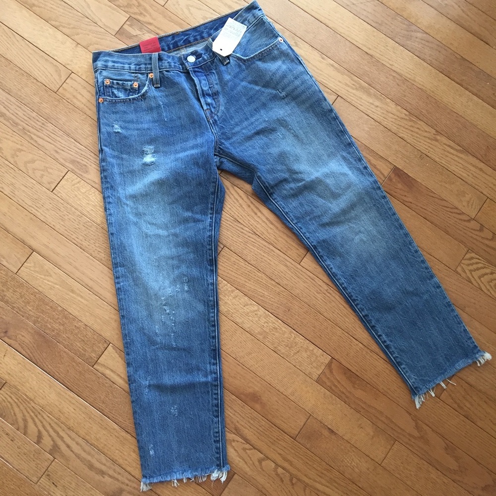 Levi's High Waisted Raw Hem Distressed Jeans! - Picture 4 of 7