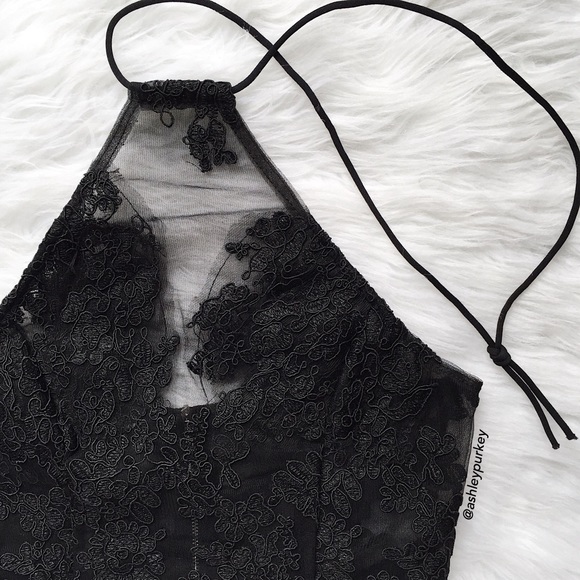 black floral embroidered halter crop top - Picture 3 of 4