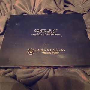 Anastasia Contour Kit *light to medium*