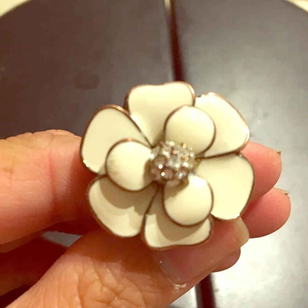 Flower ring with diamond center
