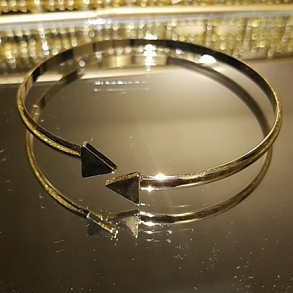 NEW! Gold arrow bangle