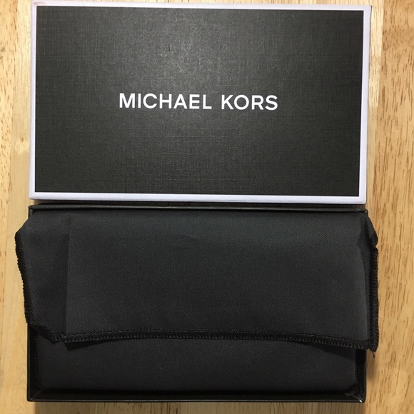 Michael Kors Harrison Smartphone Wallet - Picture 3 of 3