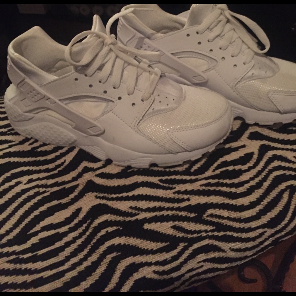 Nike huaraches all white.
